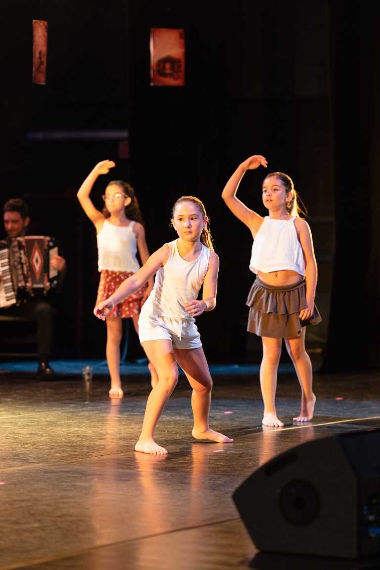 Contemporâneo Infantil — apresentação em palco