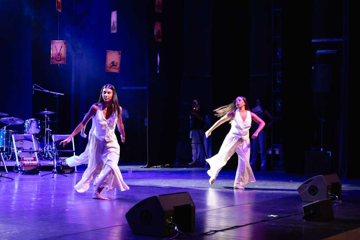 Contemporâneo Intermédio — apresentação em palco