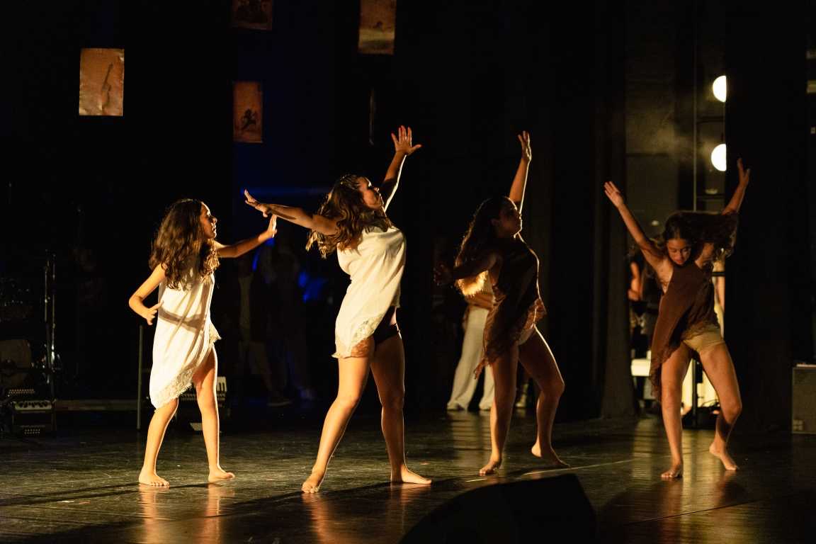 Andorinhas — apresentação em palco
